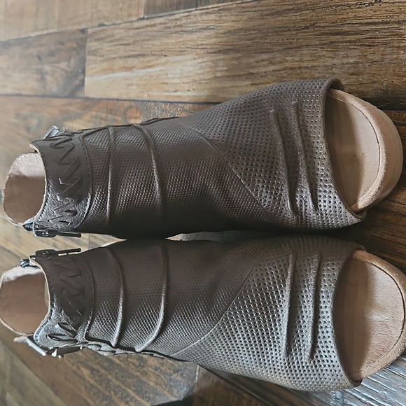 Earth Women's Olive Green Wedge‎ Sandals. Size 6.5 - Picture 8 of 8